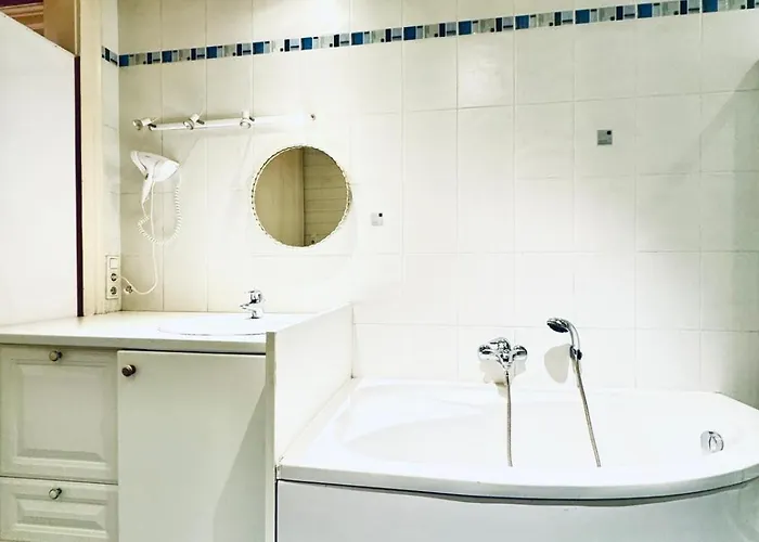 Comfortable 4br For 12 Close To Fac Platz Apartment *